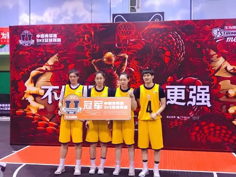 图片报：诺伊尔受伤，身着便服的乌尔赖希换衣服坐上了替补席